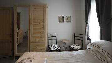 Comfort Suite | Egyptian cotton sheets, premium bedding, pillowtop beds, free minibar