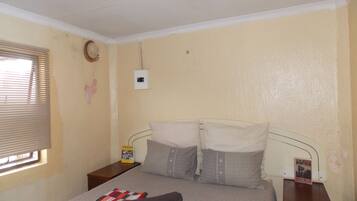 Habitación doble | Decoración personalizada, muebles diferentes y cortinas blackout