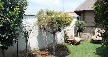 Orlando West Guest House - Hostel