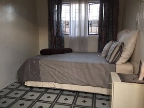Decoración personalizada, muebles diferentes y cortinas blackout