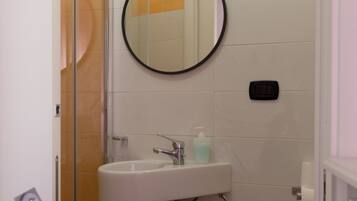 SĂšche-cheveux, serviettes fournies, papier toilette