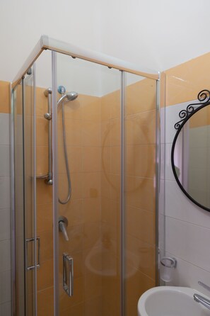 Sèche-cheveux, serviettes fournies, papier toilette