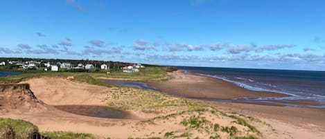 Nära stranden, solstolar och strandhanddukar