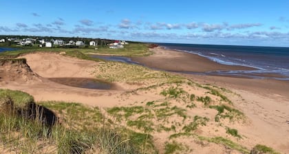 Casa de cuatro dormitorios y dos baños de nueva construcción a poca distancia de Thunder Cove Beach