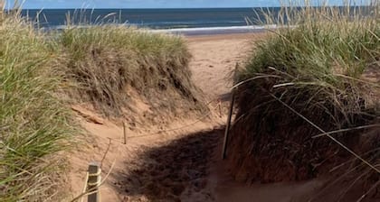 Four Bedroom Cottage Within Walking Distance To Thunder Cove Beach