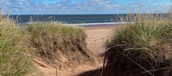 Nybygget fire soveværelser to bad hjem inden for gåafstand til Thunder Cove Beach