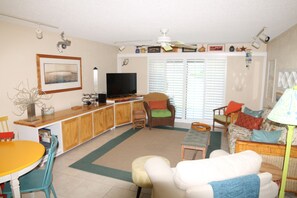 Apartamento, varias camas, patio, vistas a la piscina | Sala de estar | Una televisión