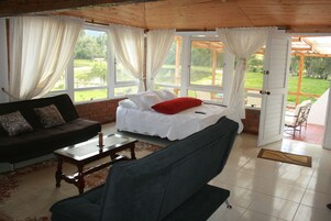 Muebles diferentes, ropa de cama y acceso para silla de ruedas 