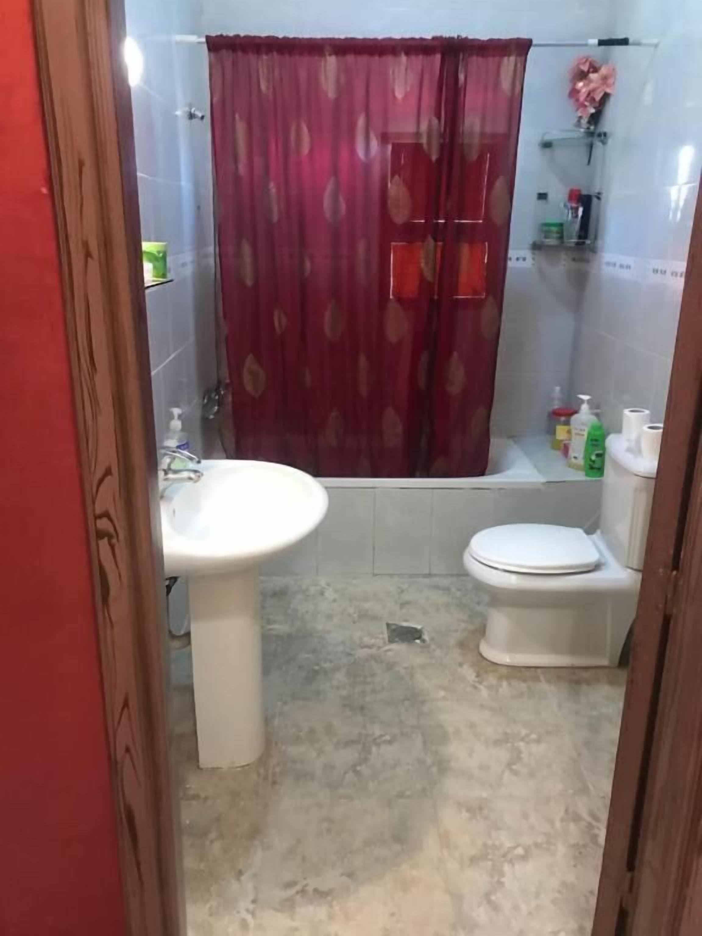 Shower, free toiletries, towels