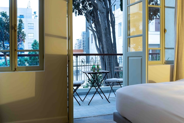 Habitació doble Deluxe, 1 llit de matrimoni, balcó | Caixa forta a l'habitació, planxa i posts de planxar i wifi gratuïta