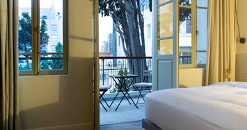 华丽双人房, 1 张大床, 阳台 | 客房内保险箱、熨斗/熨板、免费 WiFi、床单