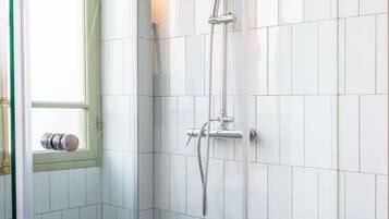 Quarto casal superior, 1 cama Queen | Chuveiro