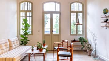 Standard-Doppelzimmer, 1 Queen-Bett | Wohnbereich | 43-Zoll-Smart-TV mit Kabelempfang, Fernseher, Netflix