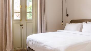 Habitación estándar doble, 1 cama de matrimonio | Caja fuerte, tabla de planchar con plancha, wifi gratis y ropa de cama