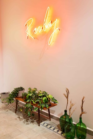 Smart TV de 43 pulgadas con canales por cable, televisión y Netflix