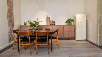 Großer Kühlschrank, Mikrowelle, Herdplatte, Toaster