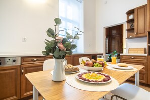Departamento romántico | Cocina privada | Refrigerador, microondas, parrilla de estufa y tetera eléctrica 