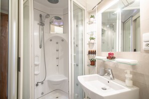 Departamento romántico | Baño | Regadera, pantuflas, toallas 