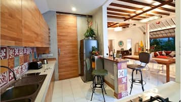 Microwave, oven, dishwasher, coffee/tea maker