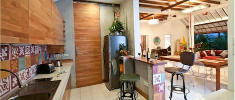 Mikrovågsugn, ugn, diskmaskin och kaffe- och tebryggare