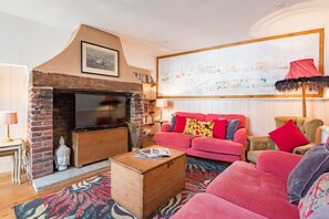 Una Smart TV, una chimenea