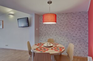 Studio (Beauty 2) | In-room safe, individually decorated, individually furnished