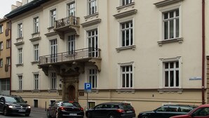 Un edificio a più piani con uno stile architettonico classico, caratterizzato da balconi e ampie finestre.