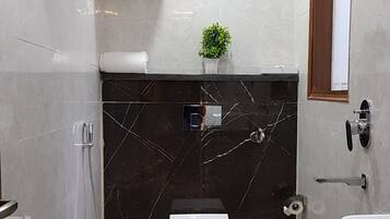 Kamar Deluks | Kamar mandi | Shower dan handuk