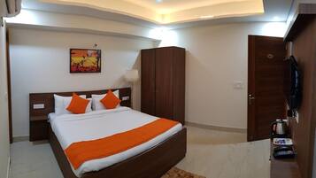 Kedap suara, setrika/meja setrika, dan tempat tidur lipat/tambahan