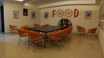 Sarapan ala kontinental setiap hari (INR 199 per orang)