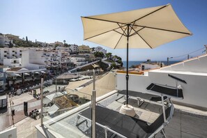 Terrace/patio - Jack's Beach House,steps from the beach,sea views! (Carvoeiro)