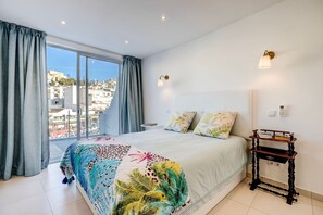 1 bedroom, iron/ironing board, free WiFi, bed sheets - Jack's Beach House,steps from the beach,sea views! (Carvoeiro)
