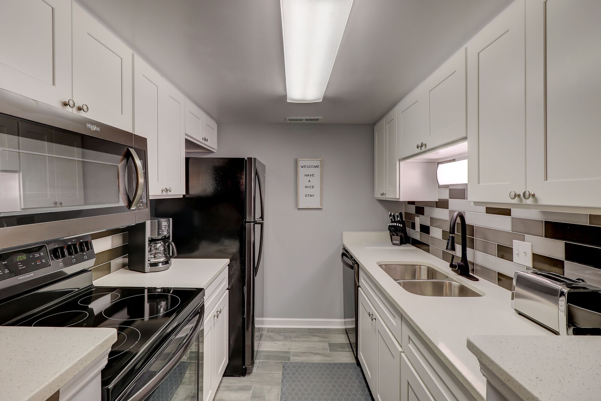 Frigorifero, microonde, forno, piano cottura