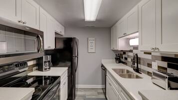 Frigorifero, microonde, forno, piano cottura