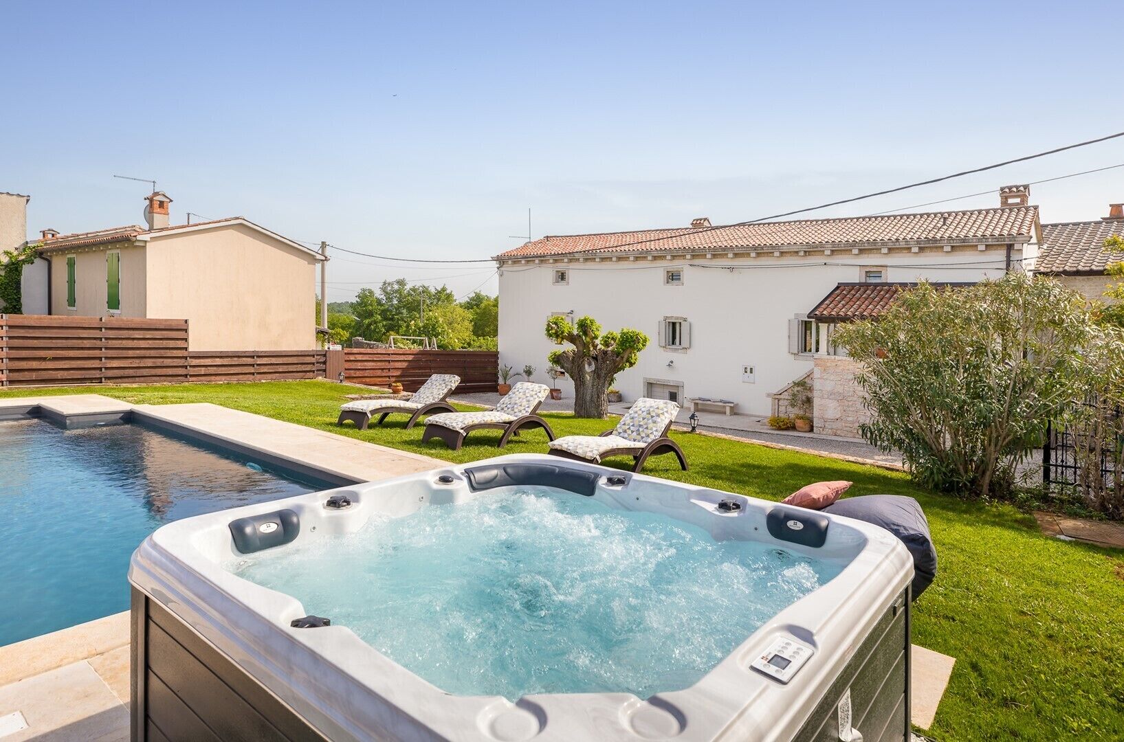 Bañera de hidromasaje al aire libre