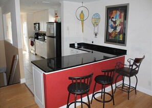 Ferienhaus, Mehrere Betten, eigener Pool, eingeschränkter Meerblick | Eigene Küche | Kühlschrank, Mikrowelle, Herdplatte, Geschirrspüler