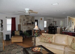 Ferienhaus, Mehrere Betten, eigener Pool, eingeschränkter Meerblick | Wohnzimmer | Fernseher