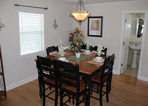 Ferienhaus, Mehrere Betten, eigener Pool, eingeschränkter Meerblick | Eigene Küche | Kühlschrank, Mikrowelle, Herdplatte, Geschirrspüler