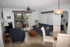 Appartamento, 1 letto queen con divano letto, balcone, vista giardino | Soggiorno | TV