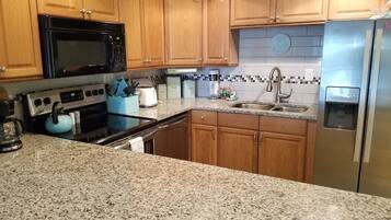 Appart'hôtel, plusieurs lits, patio, vue jardin | Cuisine privée | Réfrigérateur, micro-ondes, plaque de cuisson, lave-vaisselle