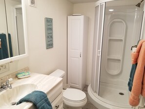 Condo, Plusieurs lits, patio, vue sur le jardin | Salle de bain | Serviettes fournies