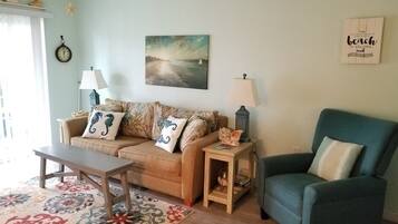 Appart'hôtel, plusieurs lits, patio, vue jardin | Coin séjour | Télévision de 40 pouces avec chaînes numériques