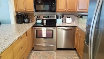 Appart'hÎtel, plusieurs lits, patio, vue jardin | Cuisine privée | Réfrigérateur, micro-ondes, plaque de cuisson, lave-vaisselle