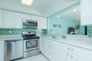 公寓客房, 多張床, 陽台, 花園景觀 | 私人廚房 | 電冰箱、微波爐、爐台、洗碗機