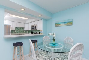 公寓客房, 多張床, 陽台, 花園景觀 | 私人廚房 | 電冰箱、微波爐、爐台、洗碗機