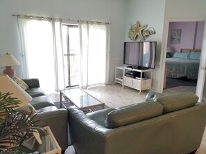 Apartment, Mehrere Betten, Balkon, Meerblick | Wohnzimmer | Fernseher