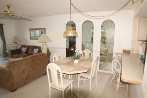 Apartment, Mehrere Betten, Balkon, Meerblick | Wohnzimmer | Fernseher