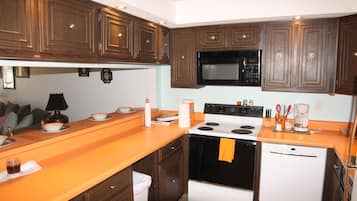 Fridge, microwave, stovetop, dishwasher