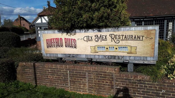 Une enseigne pour le restaurant Buffalo Bills Tex Mex, qui est également un snack-bar, un bar et un motel.