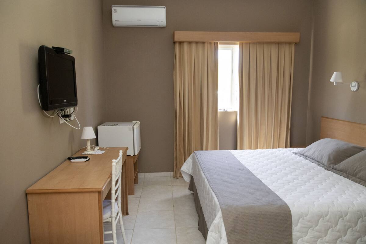 Minibar, meja kerja, ruang kerja ramah laptop, dan tirai kedap cahaya
